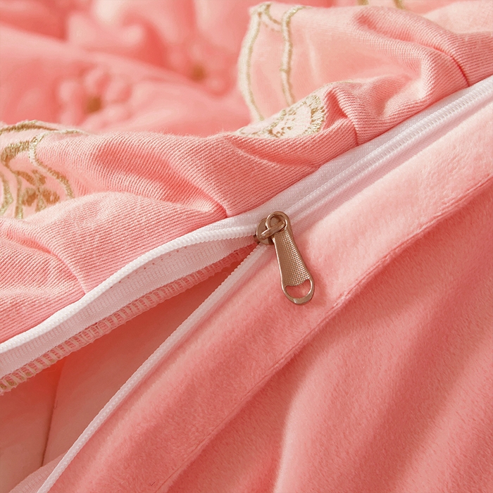 91家纺网 家纺一手货源 找家纺 罗艺轩 2024新款花季宝宝绒全套夹棉絎缝加厚系列床裙套件 樱花粉