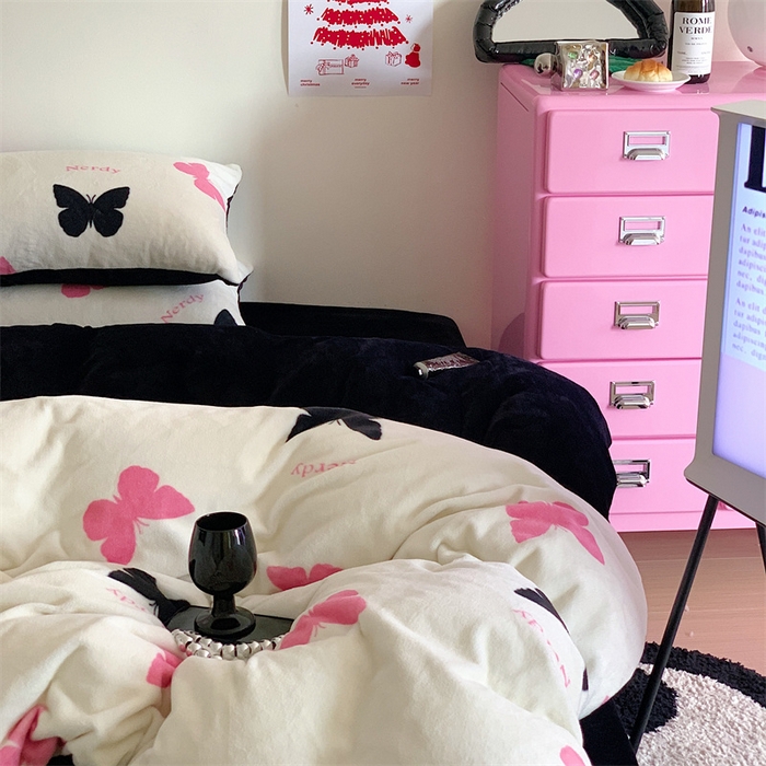 91家纺网 家纺一手货源 找家纺 星期八 2023新款210g双面牛奶绒印花四件套 蝴蝶