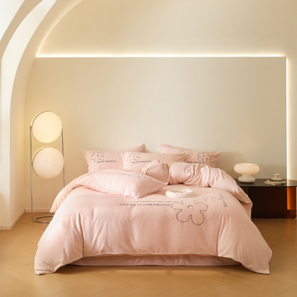 91家纺网 家纺一手货源 找家纺 万盛家纺 2025新款牛奶绒简约绣花四件套 悠悠粉