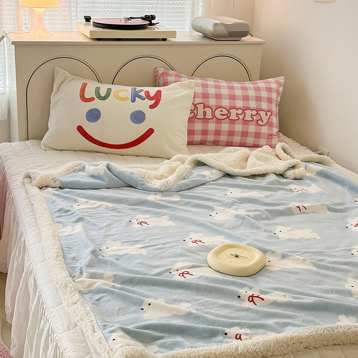 91家纺网 家纺一手货源 找家纺 昔可家纺 2023新款ins风牛奶绒羊羔绒印花毛毯（风格一） 丝带小兔蓝