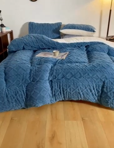 91家纺网 家纺一手货源 找家纺 雅蔓依 2025新款塔芙绒羊羔绒冬被被子被芯 宝石蓝