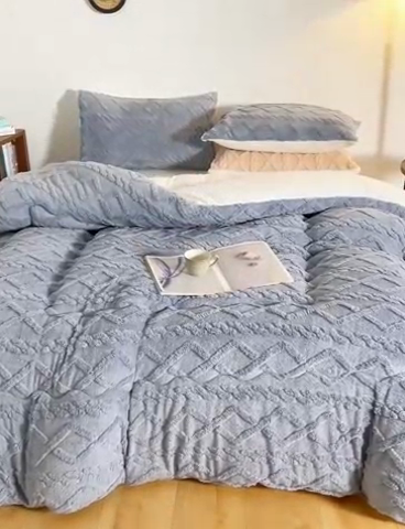 91家纺网 家纺一手货源 找家纺 雅蔓依 2025新款塔芙绒羊羔绒冬被被子被芯 典雅灰
