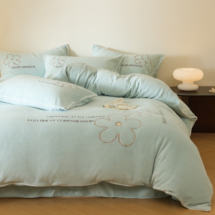 91家纺网 家纺一手货源 找家纺 万盛家纺 2025新款牛奶绒简约绣花四件套 艾草绿