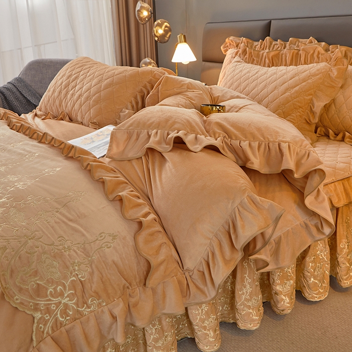 91家纺网 家纺一手货源 找家纺 罗艺轩 2024新款欧洲风情宝宝绒可拆卸夹棉床裙四件套 香槟金