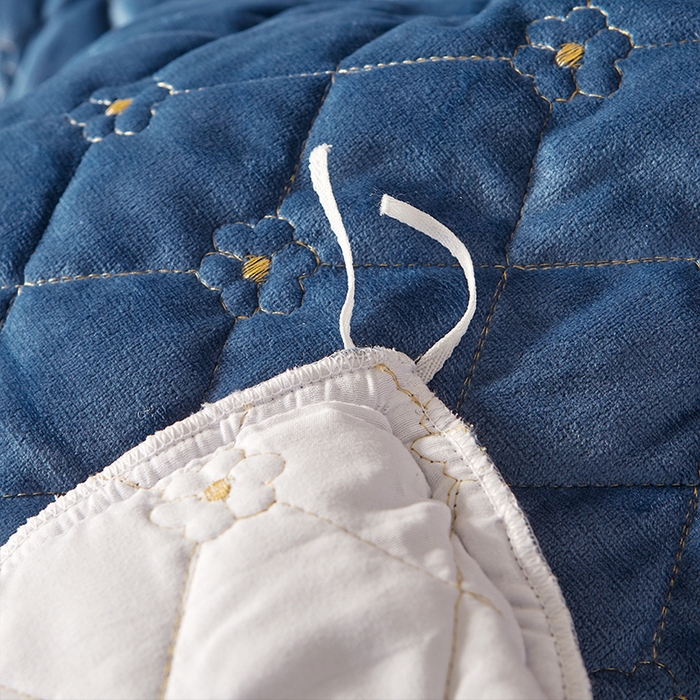 91家纺网 家纺一手货源 找家纺 罗艺轩 2024新款花季宝宝绒全套夹棉絎缝加厚系列床裙三件套 宝石蓝