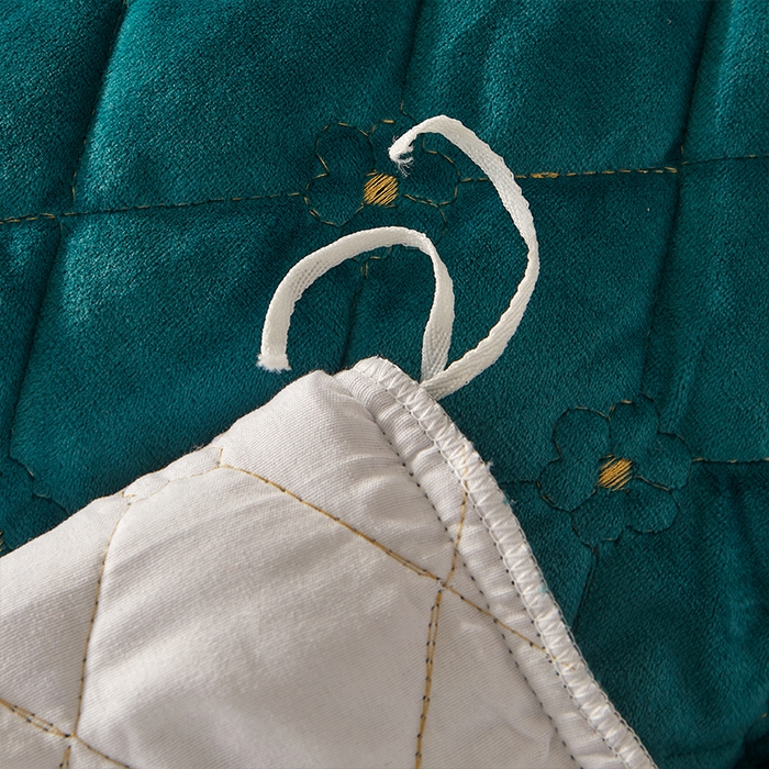 91家纺网 家纺一手货源 找家纺 罗艺轩 2024新款花季宝宝绒全套夹棉絎缝加厚系列床裙三件套 橄榄绿