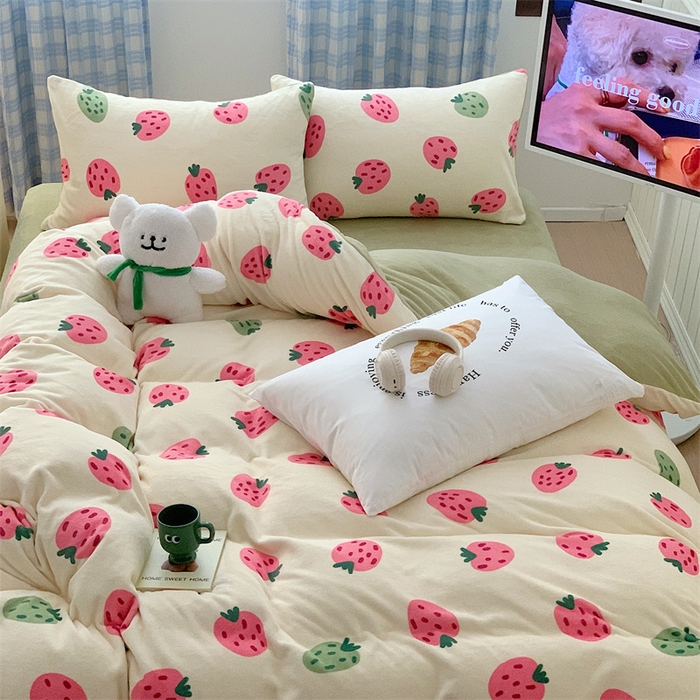 91家纺网 家纺一手货源 找家纺 星期八 2023新款210g双面牛奶绒印花四件套 小草莓