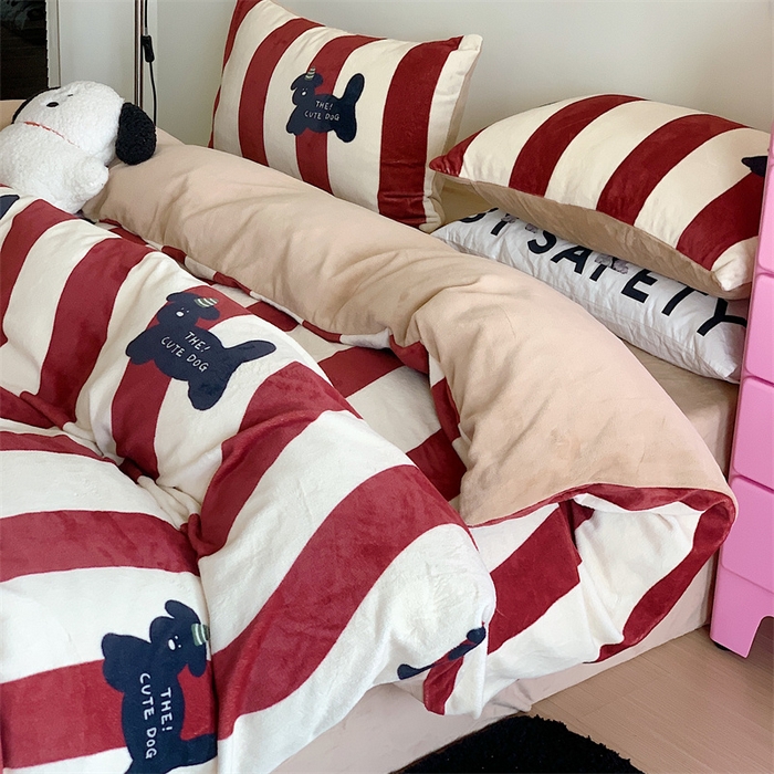 91家纺网 家纺一手货源 找家纺 星期八 2023新款210g双面牛奶绒印花四件套 条纹狗狗红