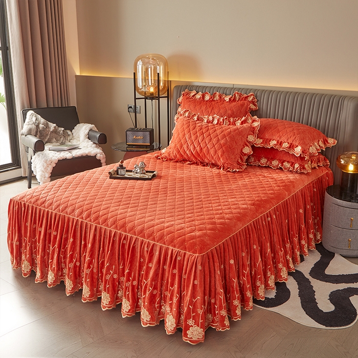 91家纺网 家纺一手货源 找家纺 罗艺轩 2024新款花季宝宝绒全套夹棉絎缝加厚系列床裙三件套 爱玛橙