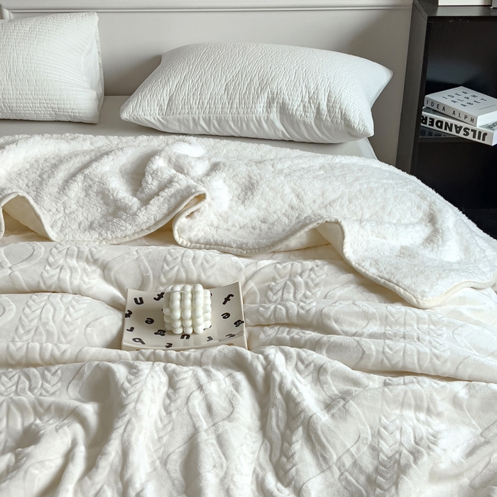 91家纺网 家纺一手货源 找家纺 宜家坊 新款秋冬高克重法莱绒羊羔绒立体剪花纯色多功能毛毯 奶油白