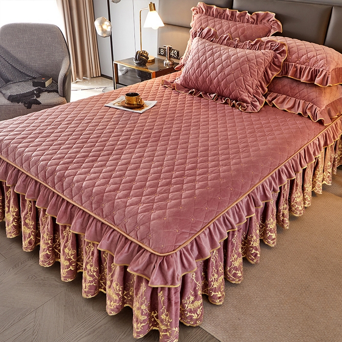 91家纺网 家纺一手货源 找家纺 罗艺轩 2024新款欧洲风情宝宝绒可拆卸夹棉床裙三件套 豆沙粉