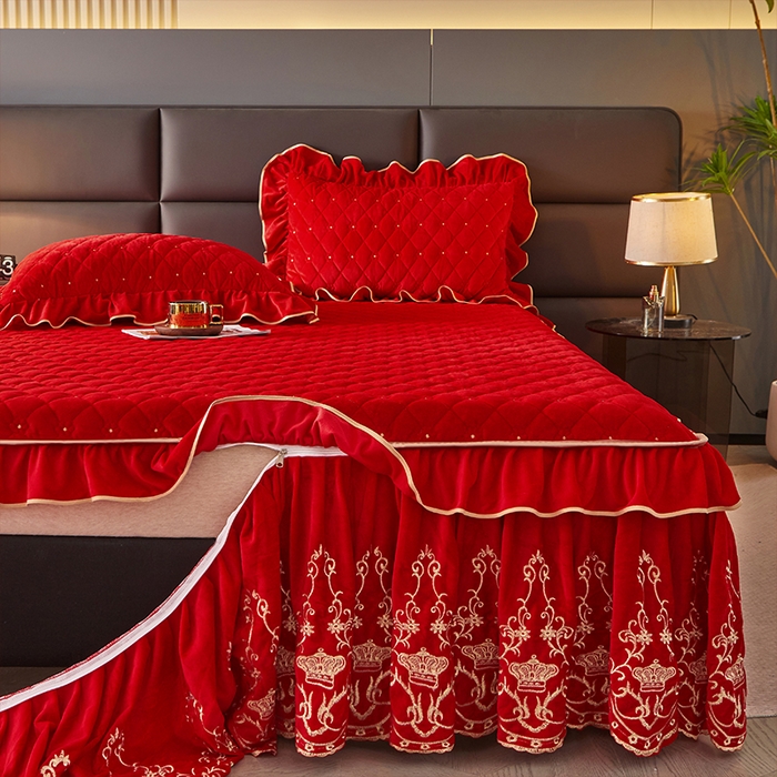 91家纺网 家纺一手货源 找家纺 罗艺轩 2024新款欧洲风情宝宝绒可拆卸夹棉床裙三件套 喜庆红