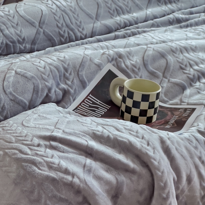 91家纺网 家纺一手货源 找家纺 宜家坊新款秋冬高克重法莱绒羊羔绒立体剪花纯色多功能毛毯 烟灰蓝