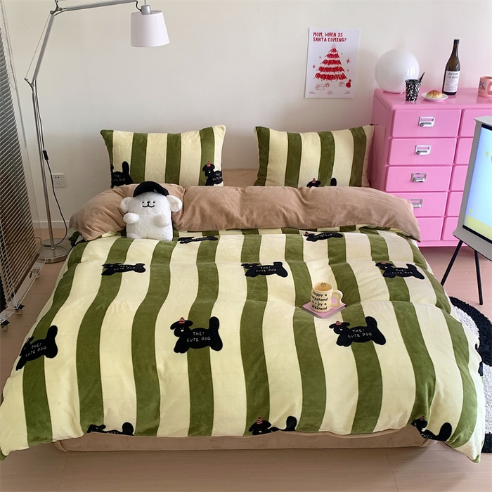 91家纺网 家纺一手货源 找家纺 星期八 2023新款210g双面牛奶绒印花四件套 条纹狗狗绿