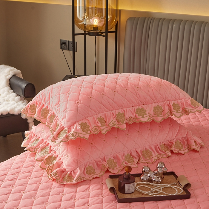 91家纺网 家纺一手货源 找家纺 罗艺轩 2024新款花季宝宝绒全套夹棉絎缝加厚系列床裙套件 樱花粉