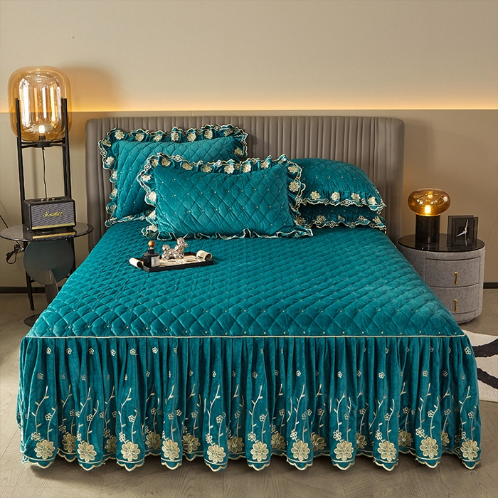 91家纺网 家纺一手货源 找家纺 罗艺轩 2024新款花季宝宝绒全套夹棉絎缝加厚系列床裙三件套 橄榄绿