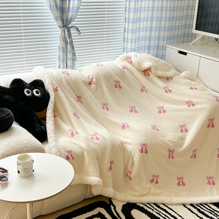 91家纺网 家纺一手货源 找家纺 昔可家纺 2023新款ins风牛奶绒羊羔绒印花毛毯（风格二） 一口樱桃