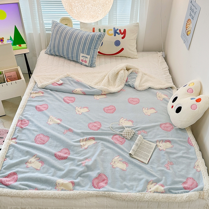 91家纺网 家纺一手货源 找家纺 昔可家纺 2023新款ins风牛奶绒羊羔绒印花毛毯（风格一） 萝莉爱心兔