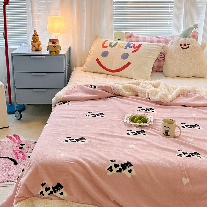 91家纺网 家纺一手货源 找家纺 昔可家纺 2023新款ins风牛奶绒羊羔绒印花毛毯（风格一） 爱心小黑猫