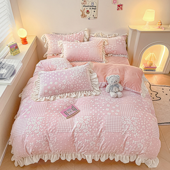 91家纺网 家纺一手货源 找家纺 琪格格纺织 2024新款暖绒蓄热全消光雕花绒花边四件套-雕花绒花边 雕花绒花边- 阿芙朵 粉