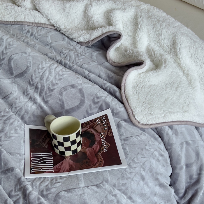 91家纺网 家纺一手货源 找家纺 宜家坊新款秋冬高克重法莱绒羊羔绒立体剪花纯色多功能毛毯 烟灰蓝