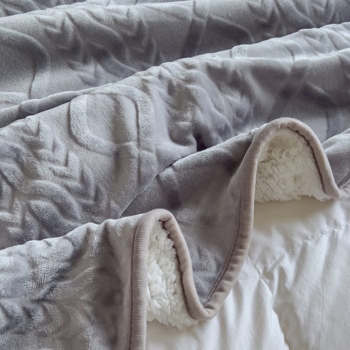 91家纺网 家纺一手货源 找家纺 宜家坊新款秋冬高克重法莱绒羊羔绒立体剪花纯色多功能毛毯 烟灰蓝