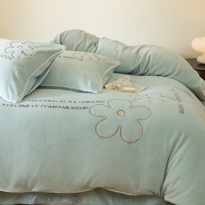 91家纺网 家纺一手货源 找家纺 万盛家纺 2025新款牛奶绒简约绣花四件套 艾草绿