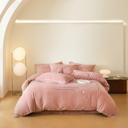 91家纺网 家纺一手货源 找家纺 万盛家纺 2025新款牛奶绒简约绣花四件套 豆沙色