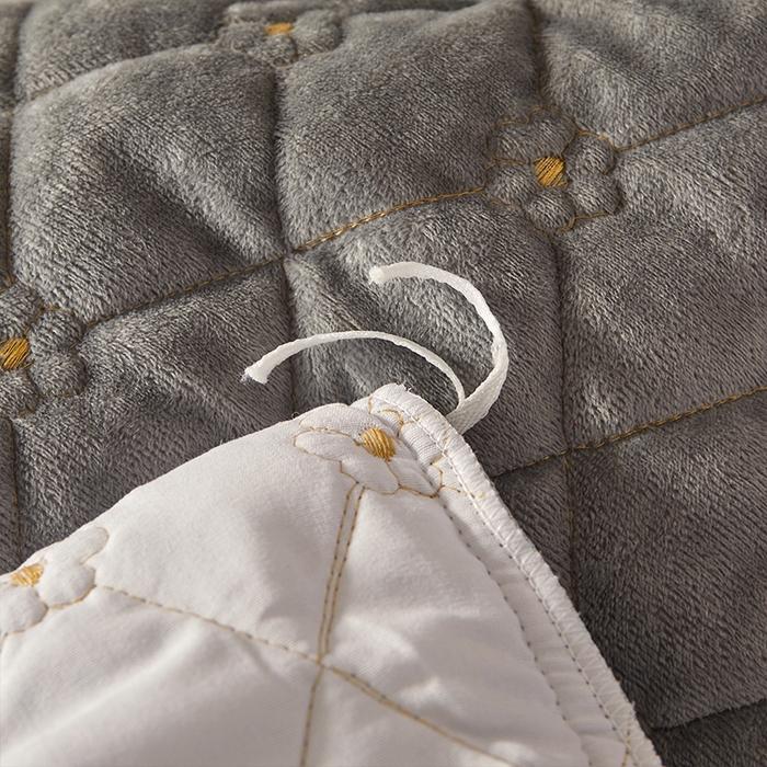 91家纺网 家纺一手货源 找家纺 罗艺轩 2024新款花季宝宝绒全套夹棉絎缝加厚系列床裙套件 高级灰