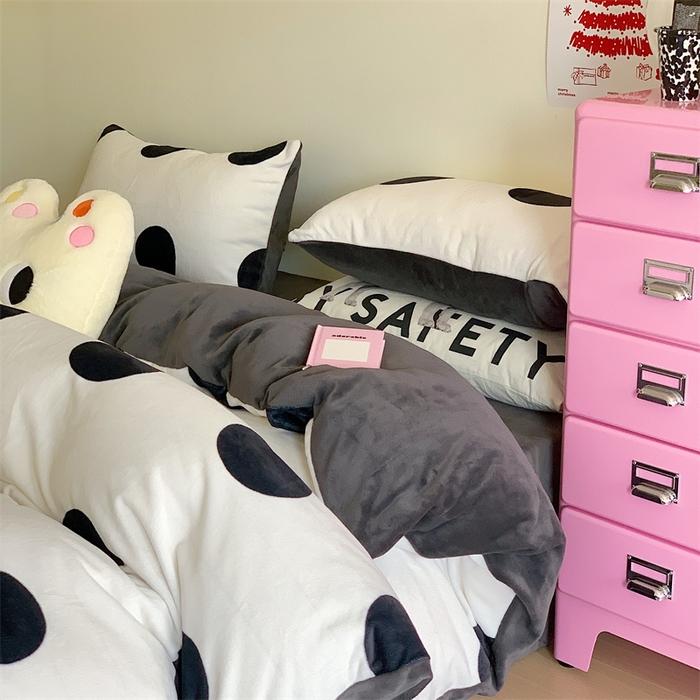 91家纺网 家纺一手货源 找家纺 星期八 2023新款210g双面牛奶绒印花四件套 波点