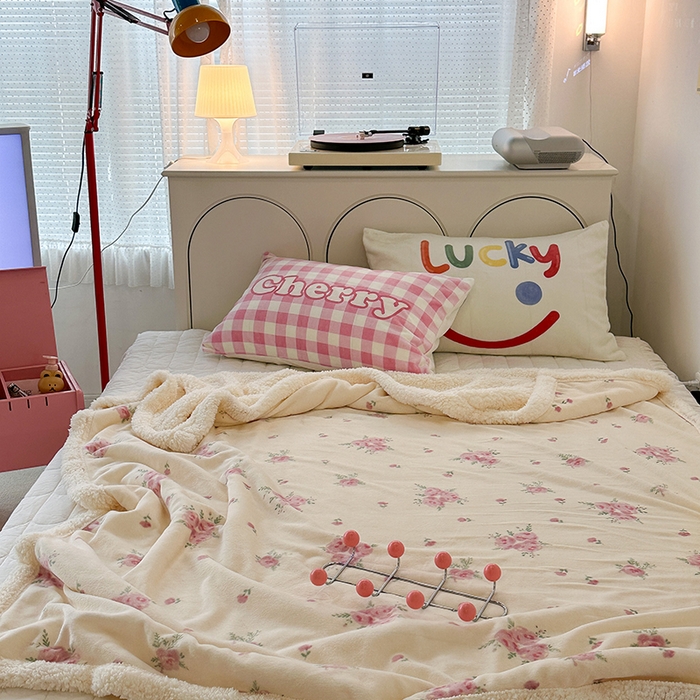 91家纺网 家纺一手货源 找家纺 昔可家纺 2023新款ins风牛奶绒羊羔绒印花毛毯（风格一） 午后茶花