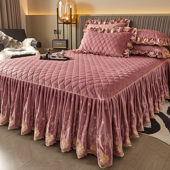 91家纺网 家纺一手货源 找家纺 罗艺轩 2024新款花季宝宝绒全套夹棉絎缝加厚系列床裙三件套 豆沙粉