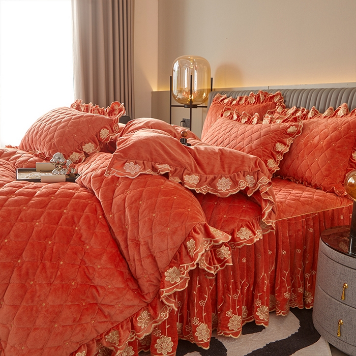 91家纺网 家纺一手货源 找家纺 罗艺轩 2024新款花季宝宝绒全套夹棉絎缝加厚系列床裙套件 爱玛橙