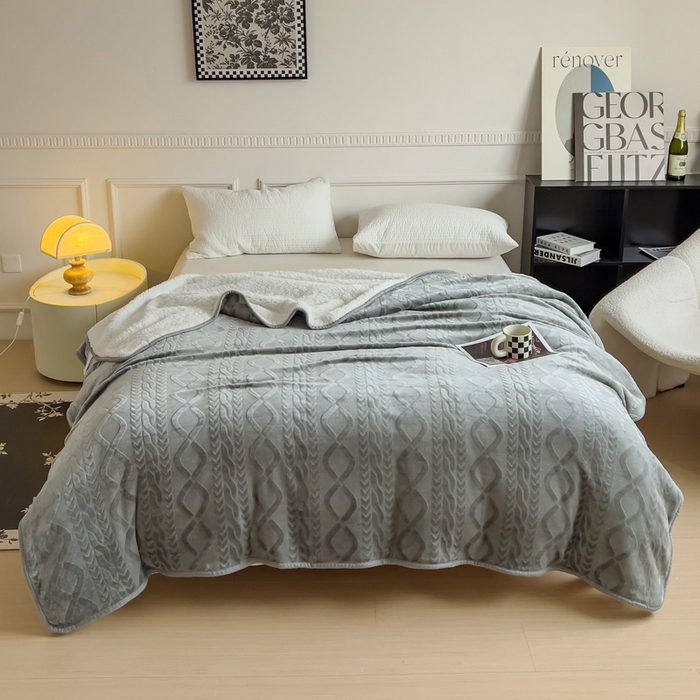 91家纺网 家纺一手货源 找家纺 宜家坊新款秋冬高克重法莱绒羊羔绒立体剪花纯色多功能毛毯 绅士灰