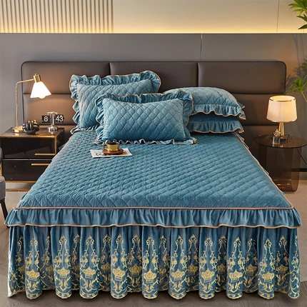 91家纺网 家纺一手货源 找家纺 罗艺轩 2024新款欧洲风情宝宝绒可拆卸夹棉床裙三件套 绅士蓝