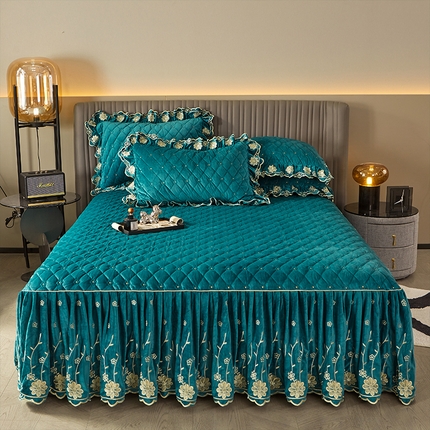 91家纺网 家纺一手货源 找家纺 罗艺轩 2024新款花季宝宝绒全套夹棉絎缝加厚系列床裙三件套 橄榄绿