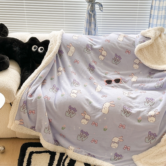 91家纺网 家纺一手货源 找家纺 昔可家纺 2023新款ins风牛奶绒羊羔绒印花毛毯（风格二） 萌萌紫底郁金香兔