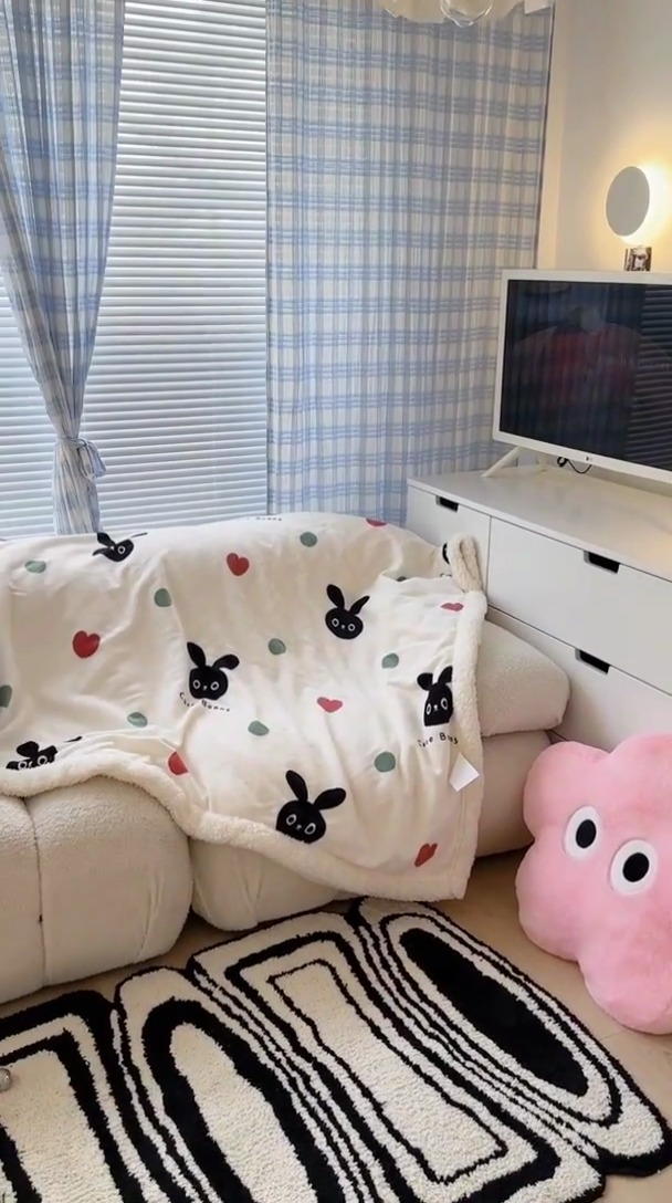 91家纺网 家纺一手货源 找家纺 昔可家纺 2023新款ins风牛奶绒羊羔绒印花毛毯（风格二） 波点小黑兔