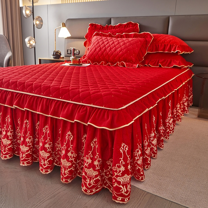 91家纺网 家纺一手货源 找家纺 罗艺轩 2024新款欧洲风情宝宝绒可拆卸夹棉床裙三件套 喜庆红