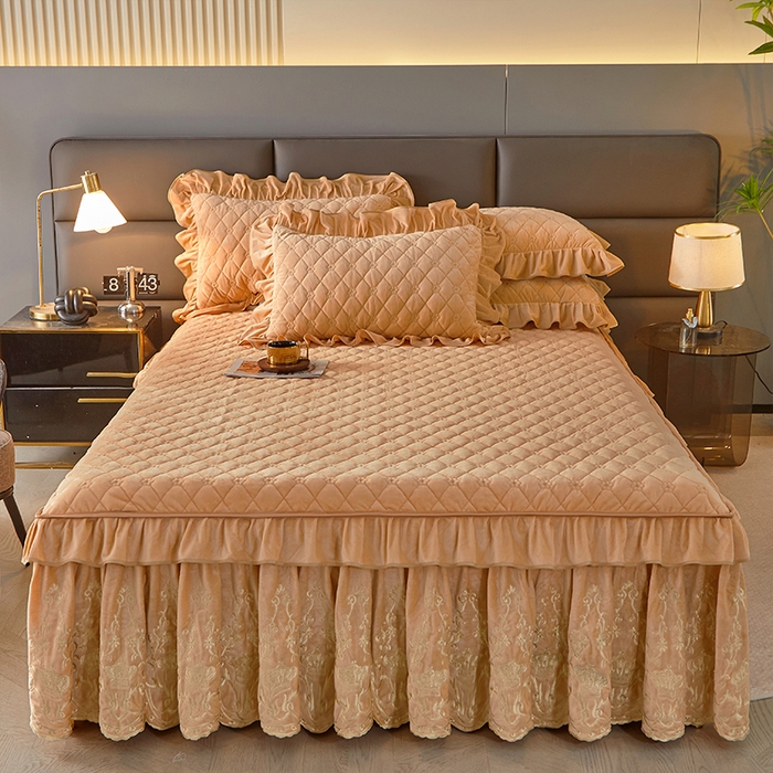 91家纺网 家纺一手货源 找家纺 罗艺轩 2024新款欧洲风情宝宝绒可拆卸夹棉床裙三件套 香槟金