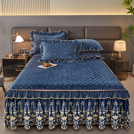 91家纺网 家纺一手货源 找家纺 罗艺轩 2024新款欧洲风情宝宝绒可拆卸夹棉床裙三件套 宝石蓝