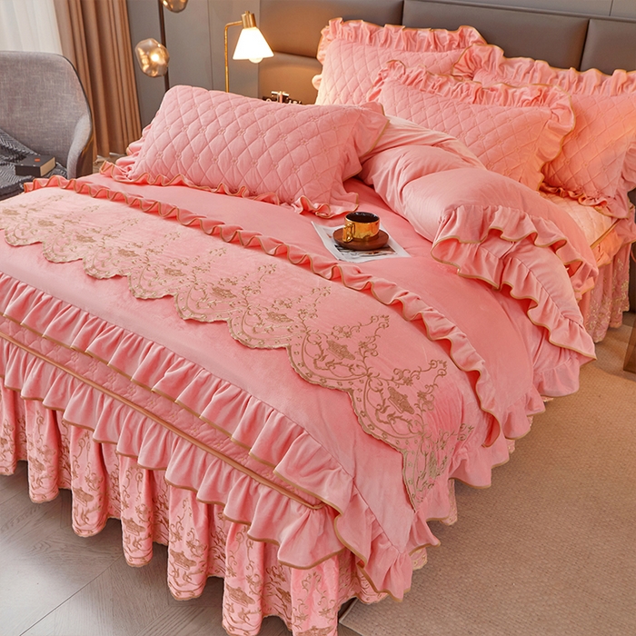 91家纺网 家纺一手货源 找家纺 罗艺轩 2024新款欧洲风情宝宝绒可拆卸夹棉床裙四件套 樱花粉