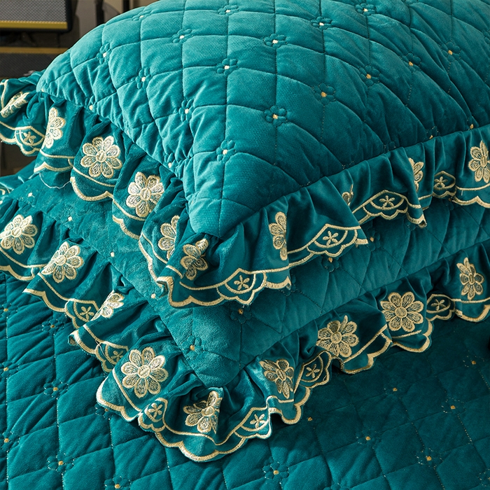 91家纺网 家纺一手货源 找家纺 罗艺轩 2024新款花季宝宝绒全套夹棉絎缝加厚系列床裙三件套 橄榄绿