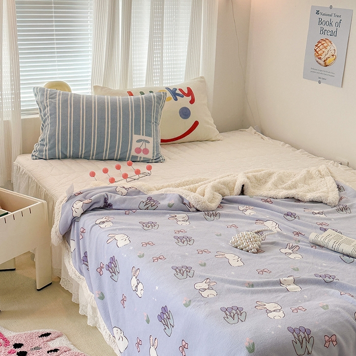 91家纺网 家纺一手货源 找家纺 昔可家纺 2023新款ins风牛奶绒羊羔绒印花毛毯（风格一） 萌萌紫底郁金香兔