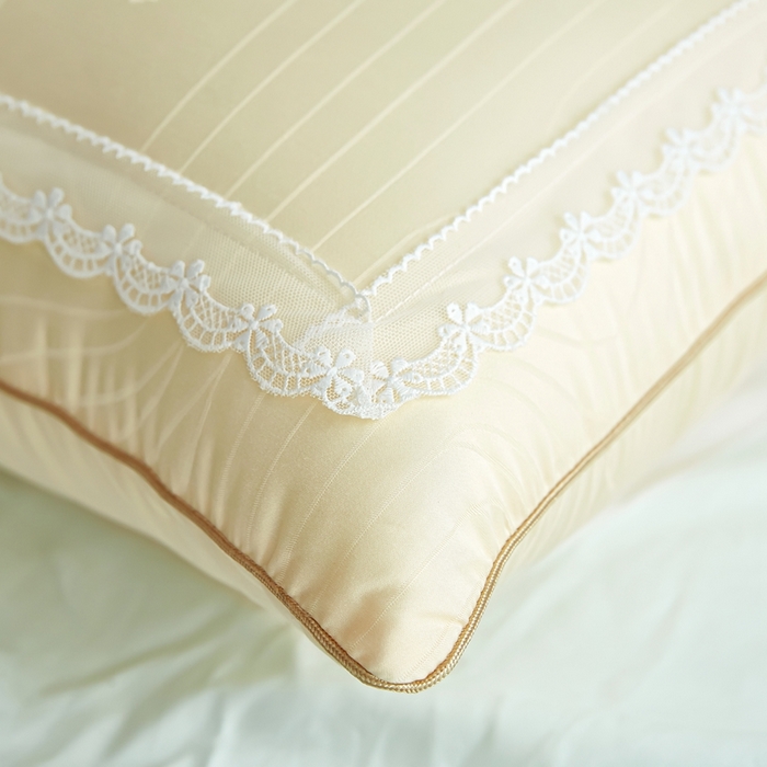 91家纺网 家纺一手货源 找家纺 拾光枕芯 2023新款羊绒蕾丝枕 米黄