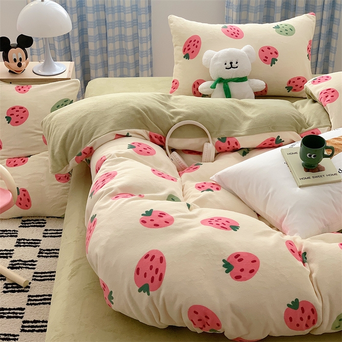 91家纺网 家纺一手货源 找家纺 星期八 2023新款210g双面牛奶绒印花四件套 小草莓