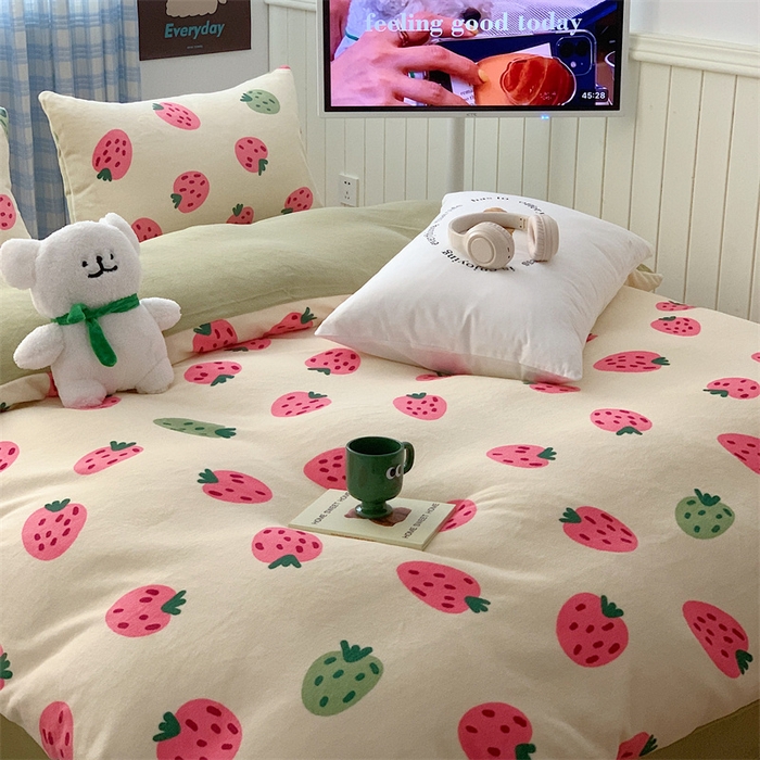 91家纺网 家纺一手货源 找家纺 星期八 2023新款210g双面牛奶绒印花四件套 小草莓