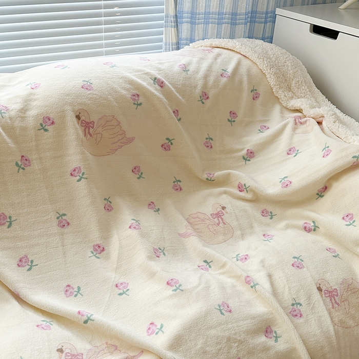 91家纺网 家纺一手货源 找家纺 昔可家纺 2023新款ins风牛奶绒羊羔绒印花毛毯（风格二） 天鹅玫瑰