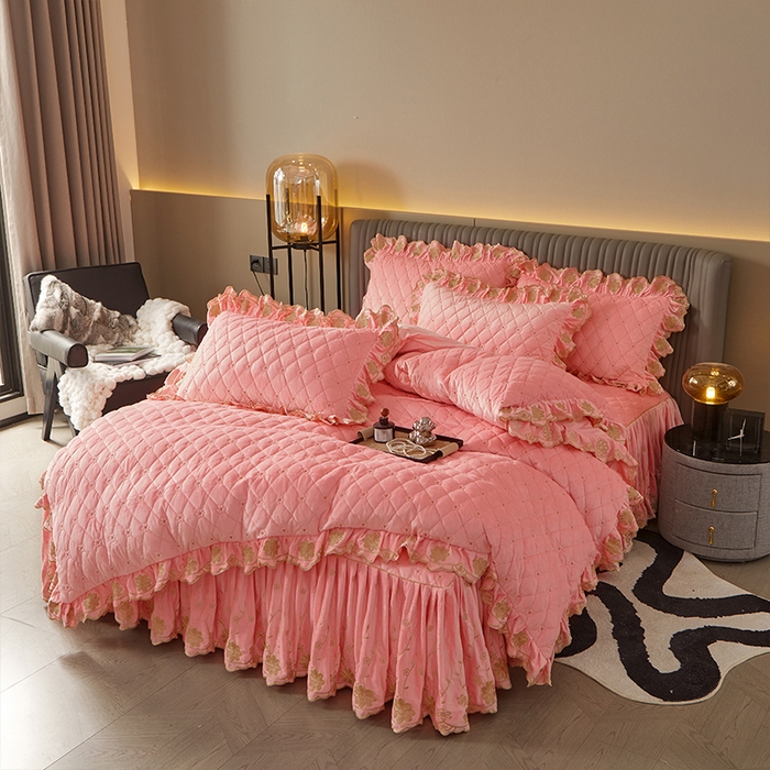 91家纺网 家纺一手货源 找家纺 罗艺轩 2024新款花季宝宝绒全套夹棉絎缝加厚系列床裙套件 樱花粉