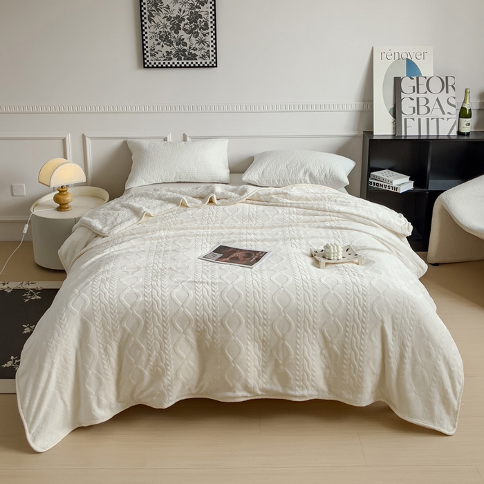 91家纺网 家纺一手货源 找家纺 宜家坊 新款秋冬高克重法莱绒羊羔绒立体剪花纯色多功能毛毯 奶油白